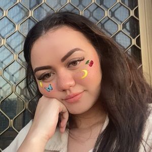 Meet your Posher, Caitlin